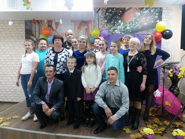 8omnes matres dicata