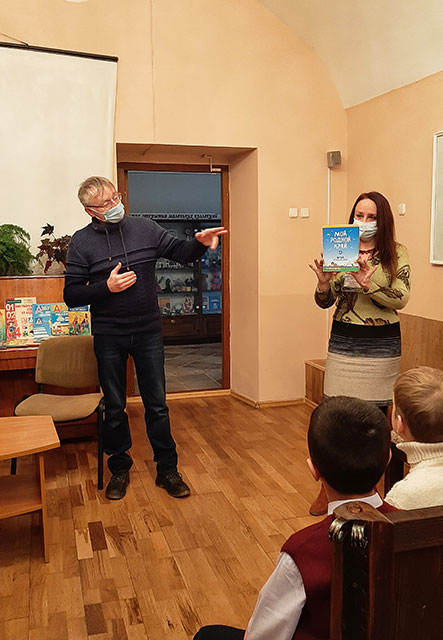 kuzka sunduchok otkryl novoy knigoy udivil1