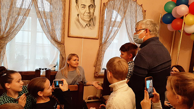 kuzka sunduchok otkryl novoy knigoy udivil4