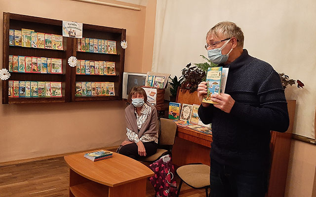 kuzka sunduchok otkryl novoy knigoy udivil5