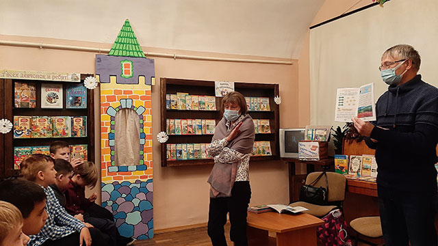 kuzka sunduchok otkryl novoy knigoy udivil6