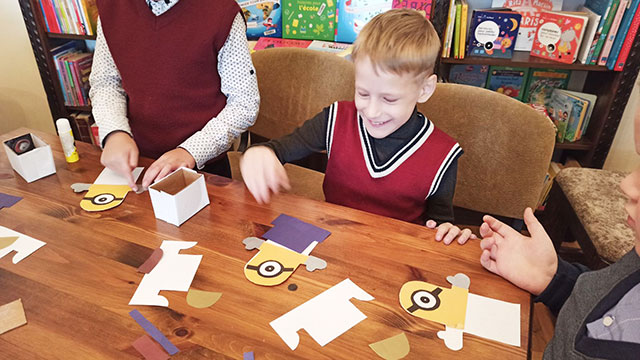 minon podstavka dlya karandashey1