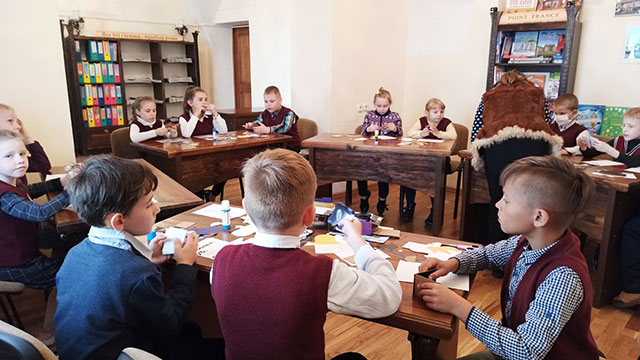 minon podstavka dlya karandashey6