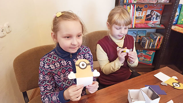 minon podstavka dlya karandashey7