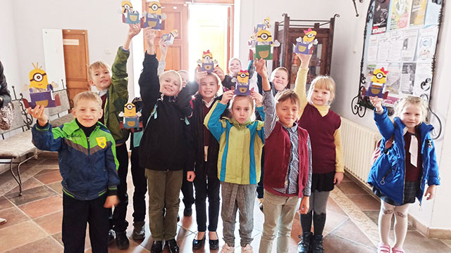 minon podstavka dlya karandashey8