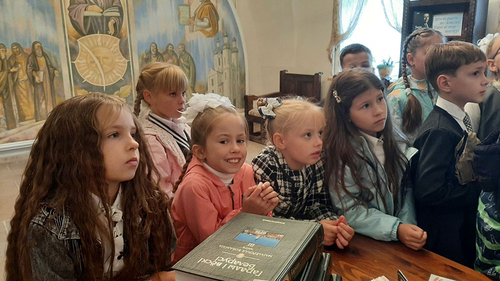 kazhdyy god zvonok vesolyy sobirayet vmeste nas10