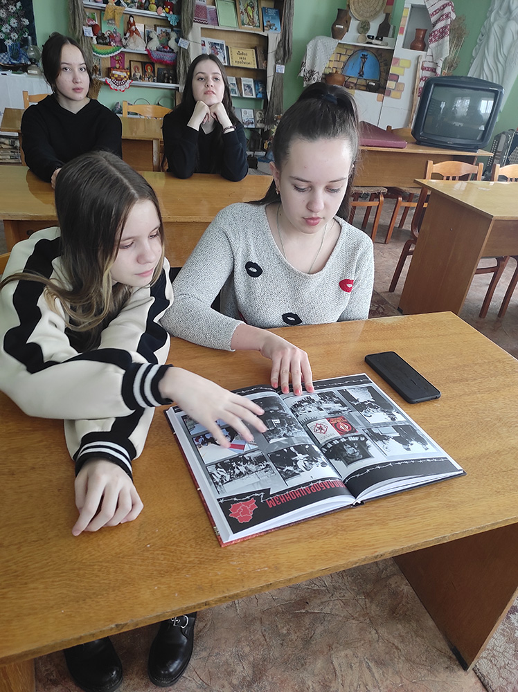 I do sikh por v Khatyni plachut kolokola2