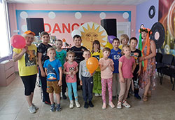 Pust detstvo zvonkoye smeyotsya