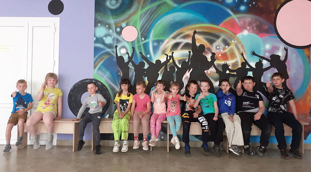 Pust detstvo zvonkoye smeyotsya1