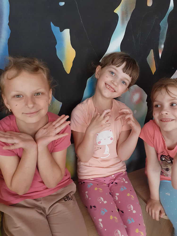 Pust detstvo zvonkoye smeyotsya4