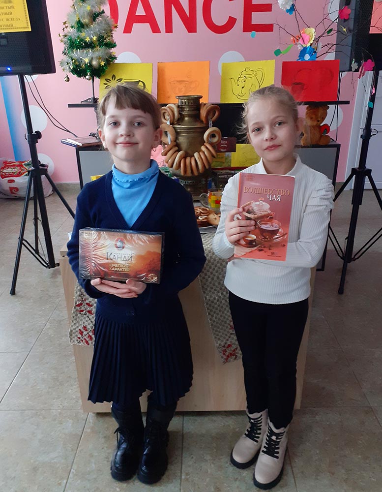 V gostyakh u Chaya 7