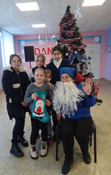 igrayut rebyatki v zimniye svyatki