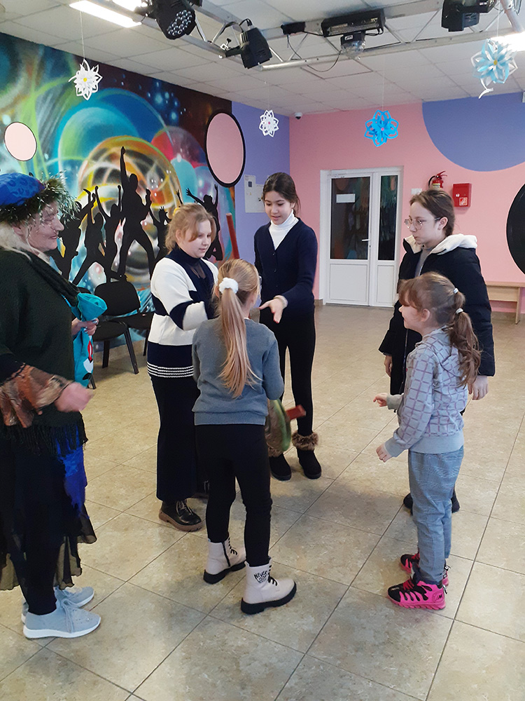 igrayut rebyatki v zimniye svyatki1