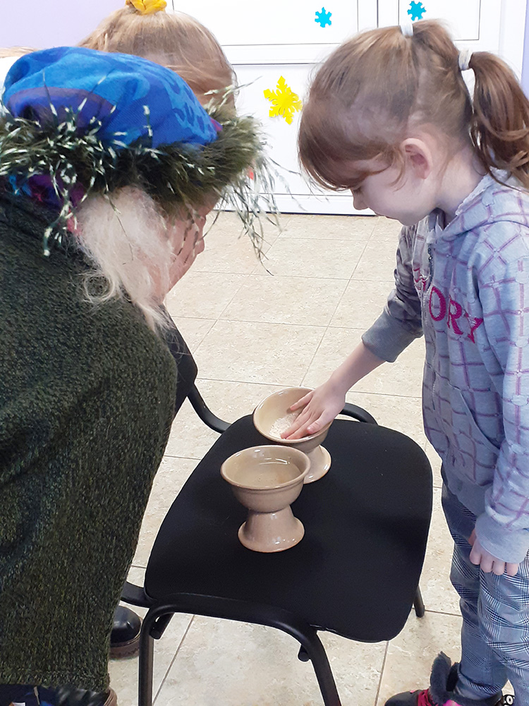 igrayut rebyatki v zimniye svyatki2