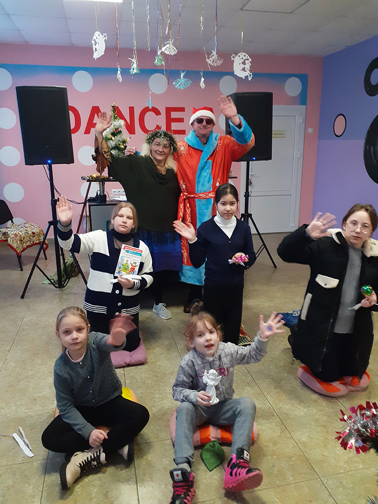 igrayut rebyatki v zimniye svyatki6