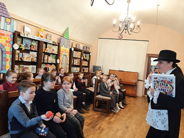 priklyucheniya knigovichka v biblioteke1